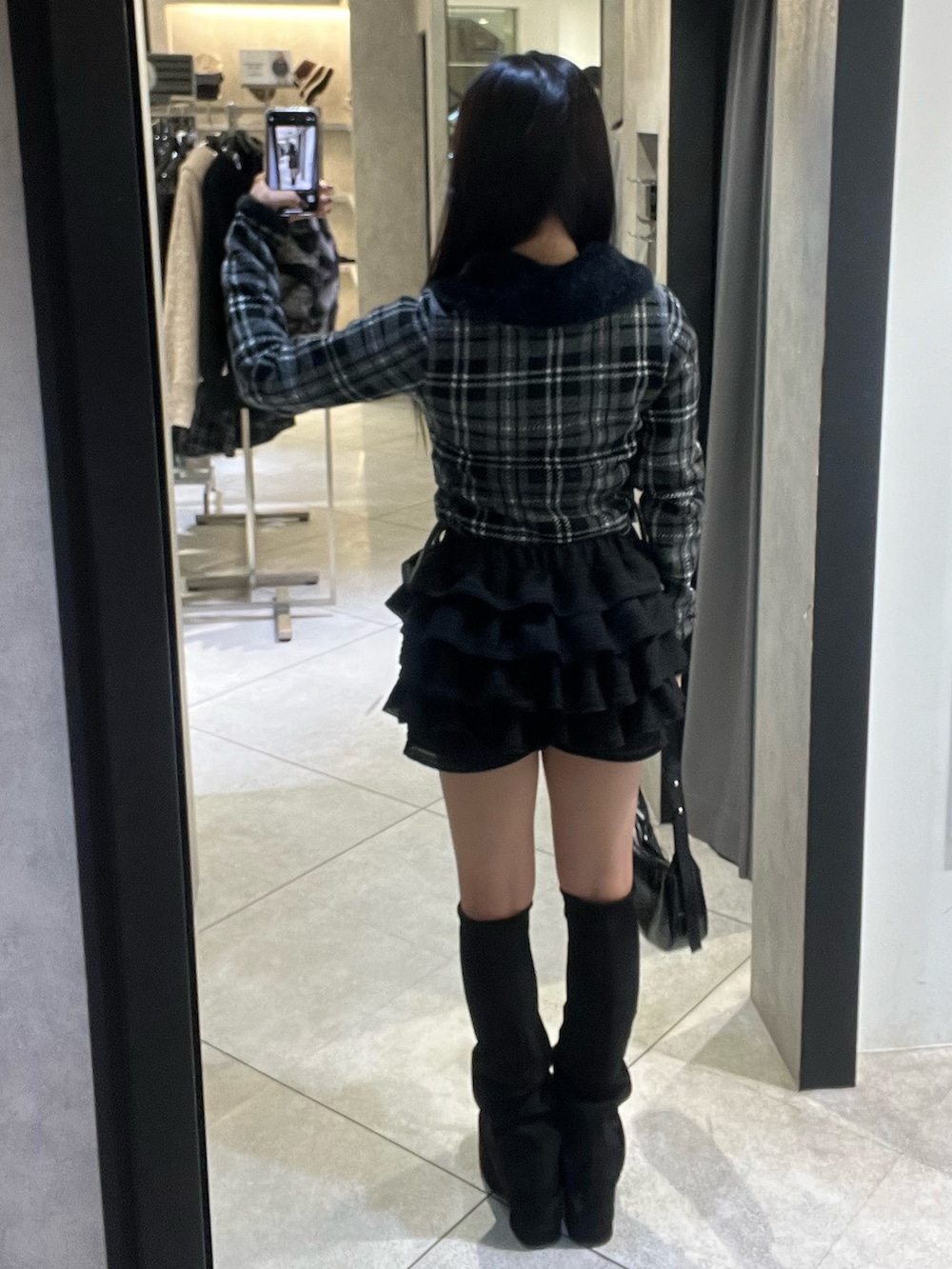 ブラック系のブーツ、ブラック系のニット/セーター、ブラック系のその他パンツを着用したレディースの冬コーディネートの4枚目の写真