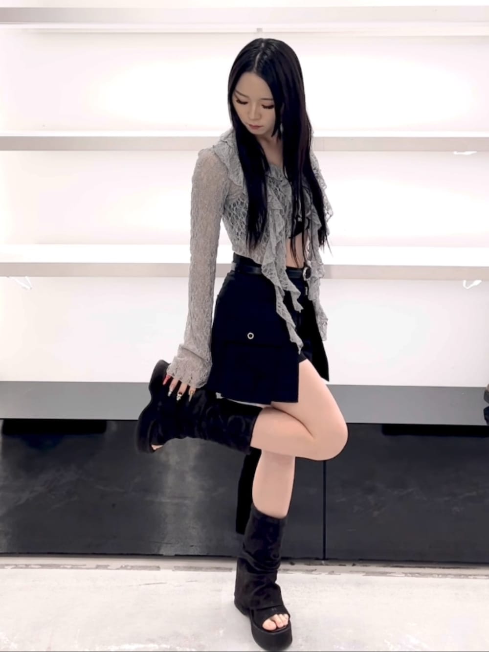 グレー系のTシャツ/カットソー、ブラック系のスカート、ブラック系のサンダルを着用したレディースの春コーディネートの10枚目の写真