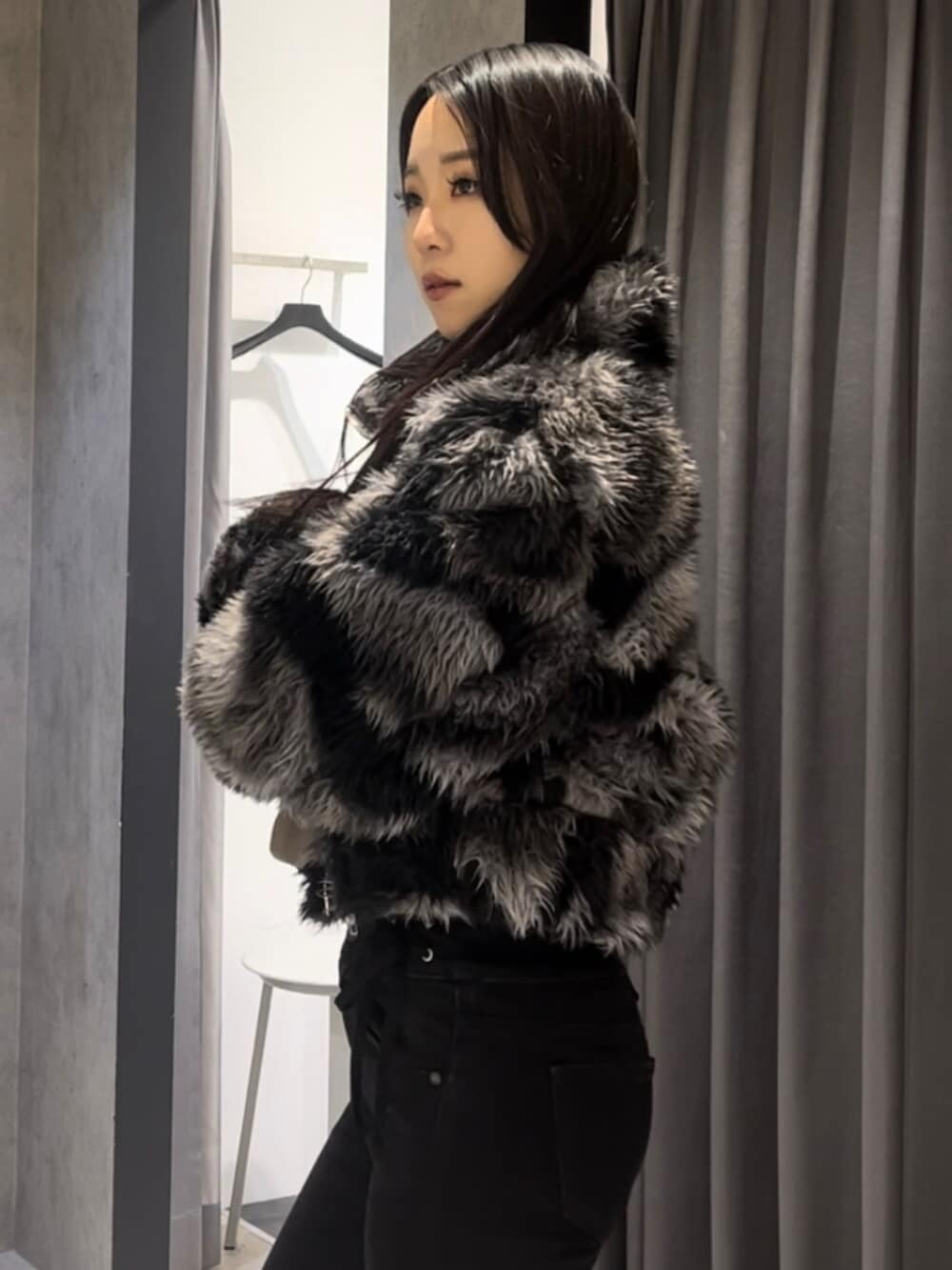 ブルー系のブルゾン、ブラック系のデニムパンツ、ブラック系のブーツを着用したレディースの冬コーディネートの9枚目の写真