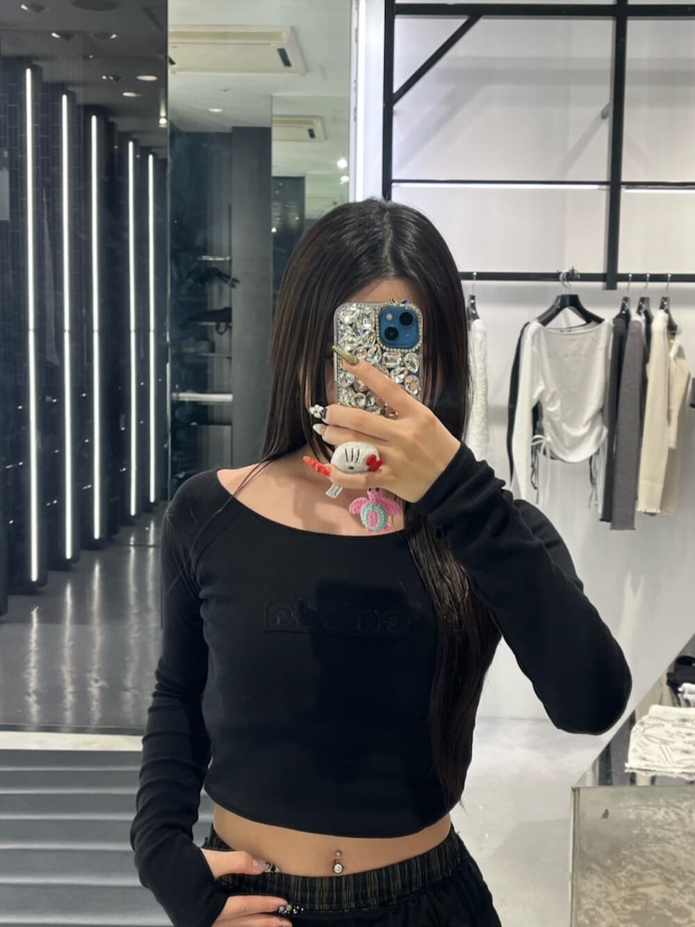 ブラック系のスウェットパンツ、ブラック系のブーツ、ブラック系のTシャツ/カットソーを着用したレディースの春コーディネートの4枚目の写真