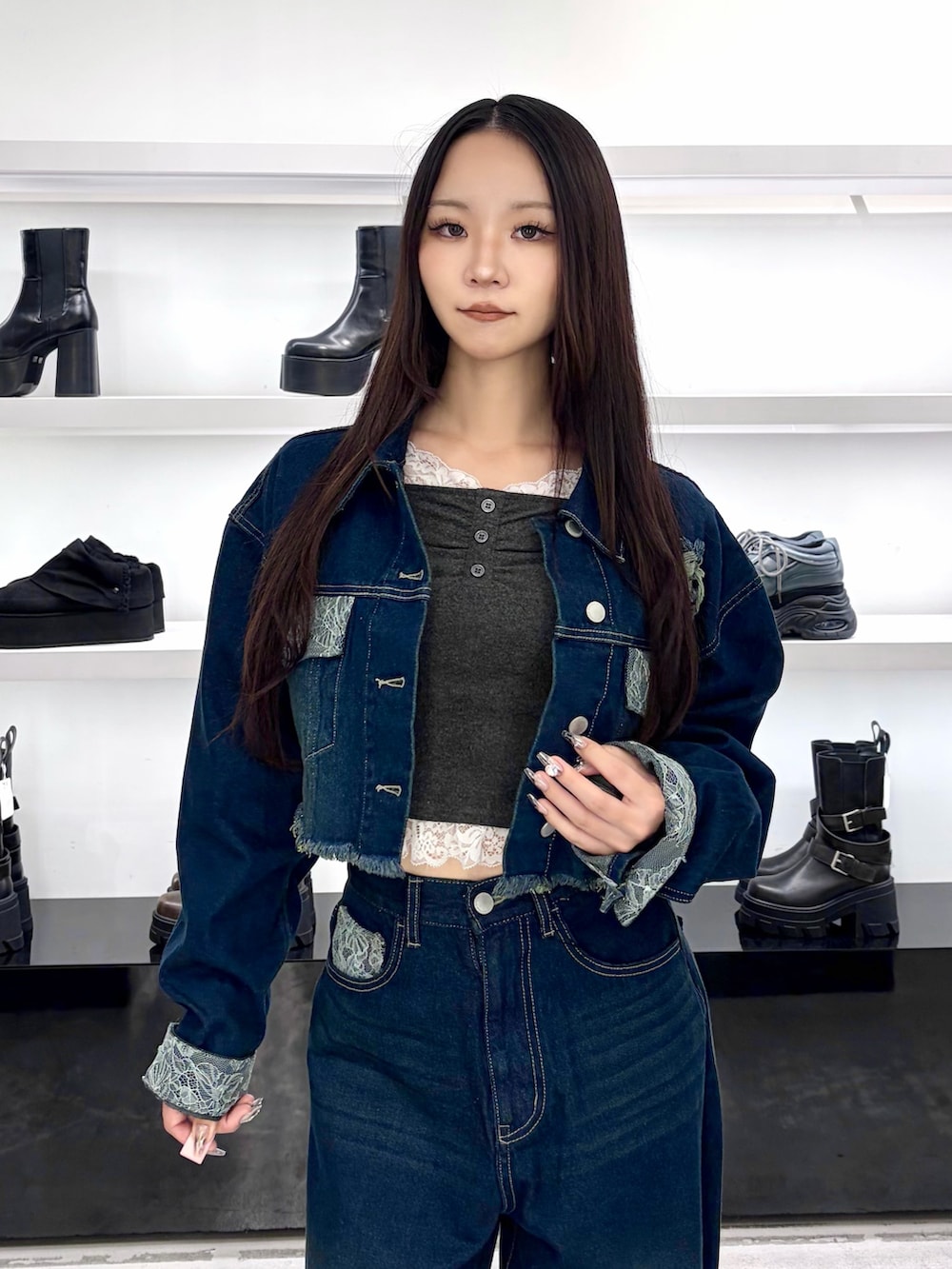 ブルー系のブルゾン、ブラック系のTシャツ/カットソー、ブルー系のデニムパンツを着用したレディースの秋コーディネートの4枚目の写真