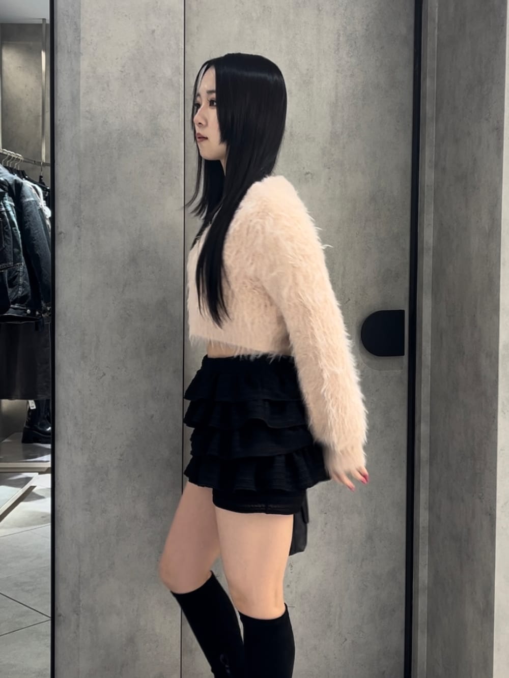 ピンク系のニット/セーター、ブラック系のハンドバッグ、ブラック系のその他パンツを着用したレディースの冬コーディネートの5枚目の写真