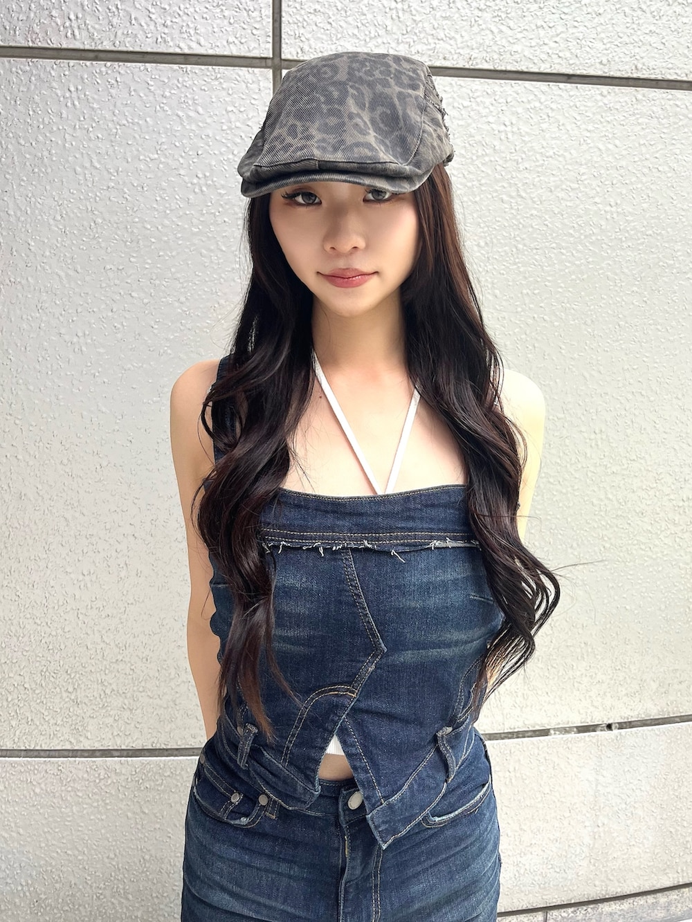 ホワイト系のTシャツ/カットソー、ブルー系のサロペット/オーバーオール、ブラック系のサンダルを着用したレディースの夏コーディネートの6枚目の写真