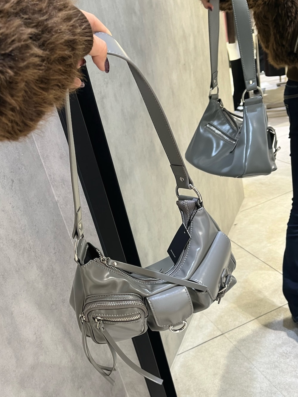 ブラウン系のブルゾン、ブルー系のデニムパンツ、ブラック系のブーツを着用したレディースの秋コーディネートの9枚目の写真