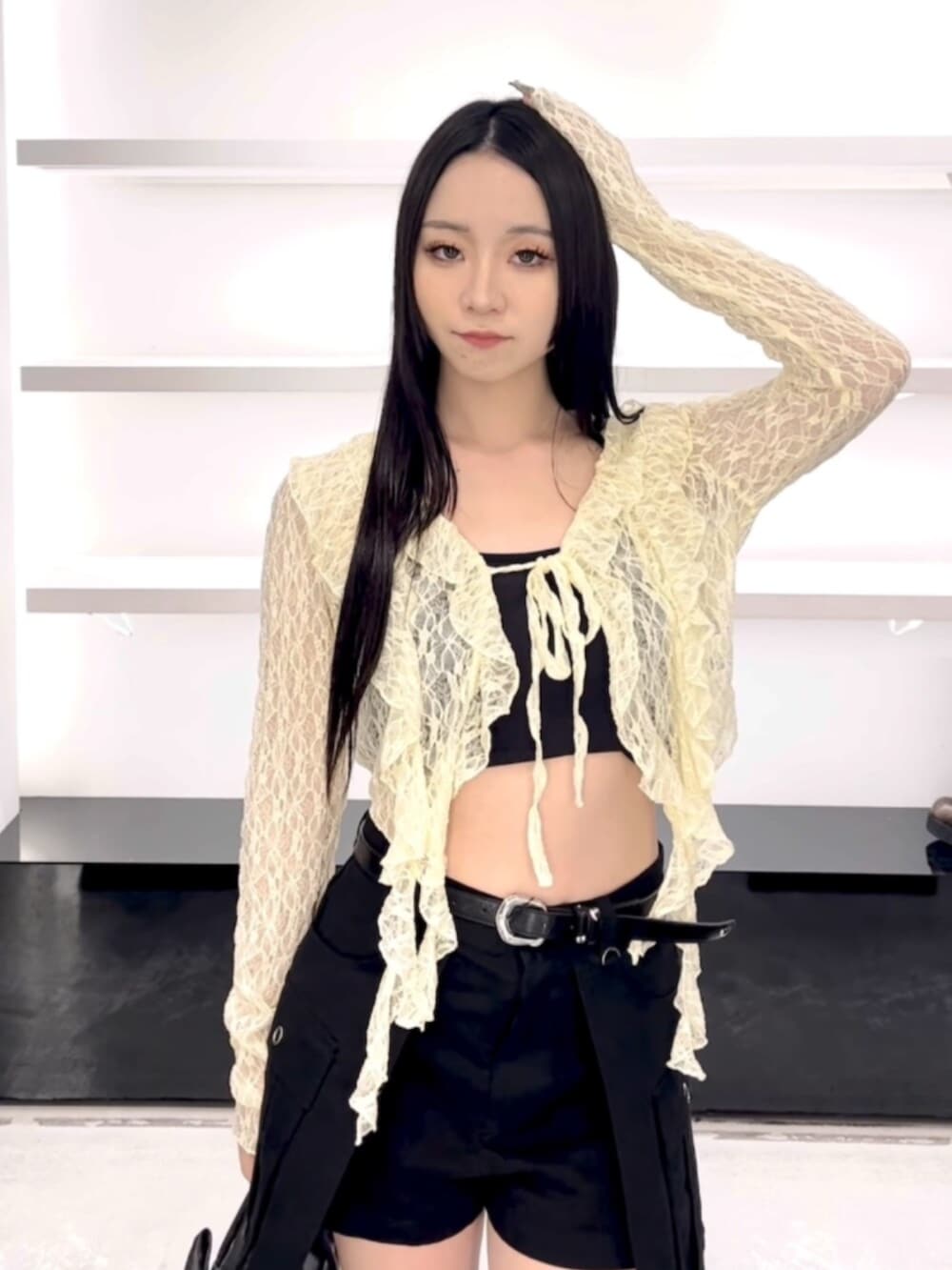 ブラック系のハンドバッグ、ブラック系のスカート、イエロー系のTシャツ/カットソーを着用したレディースの春コーディネートの6枚目の写真