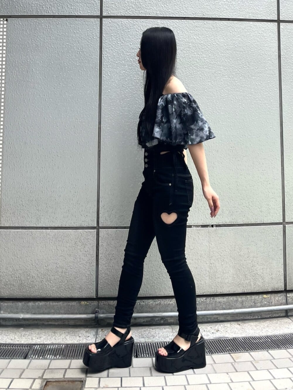 ブラック系のサンダル、ブラック系のデニムパンツを着用したレディースの夏コーディネートの4枚目の写真