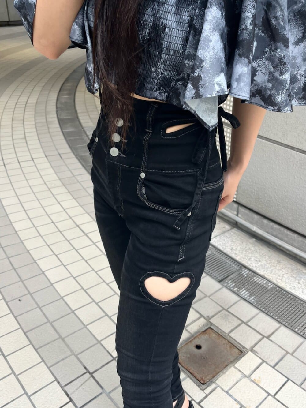 ブラック系のサンダル、ブラック系のデニムパンツを着用したレディースの夏コーディネートの8枚目の写真