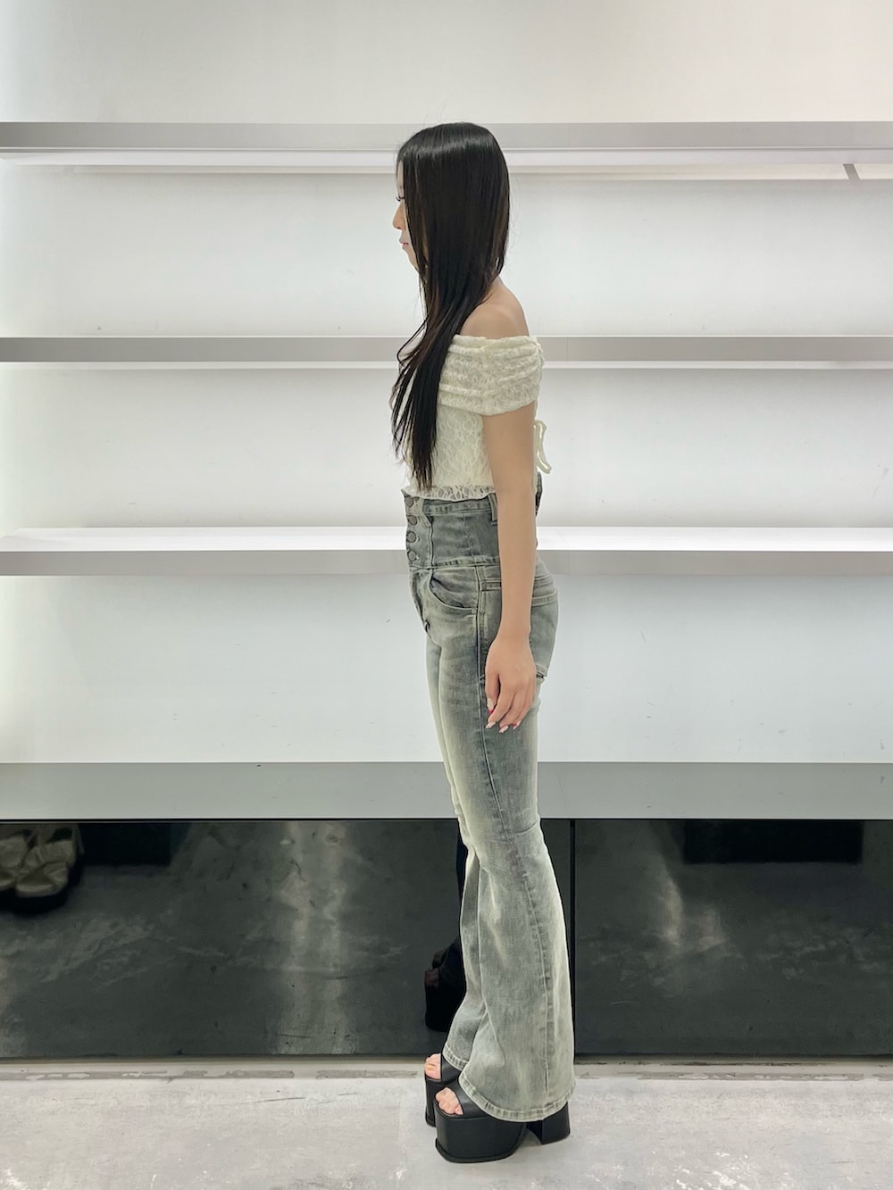ブラック系のサンダル、ブルー系のデニムパンツ、ホワイト系のTシャツ/カットソーを着用したレディースの夏コーディネートの2枚目の写真