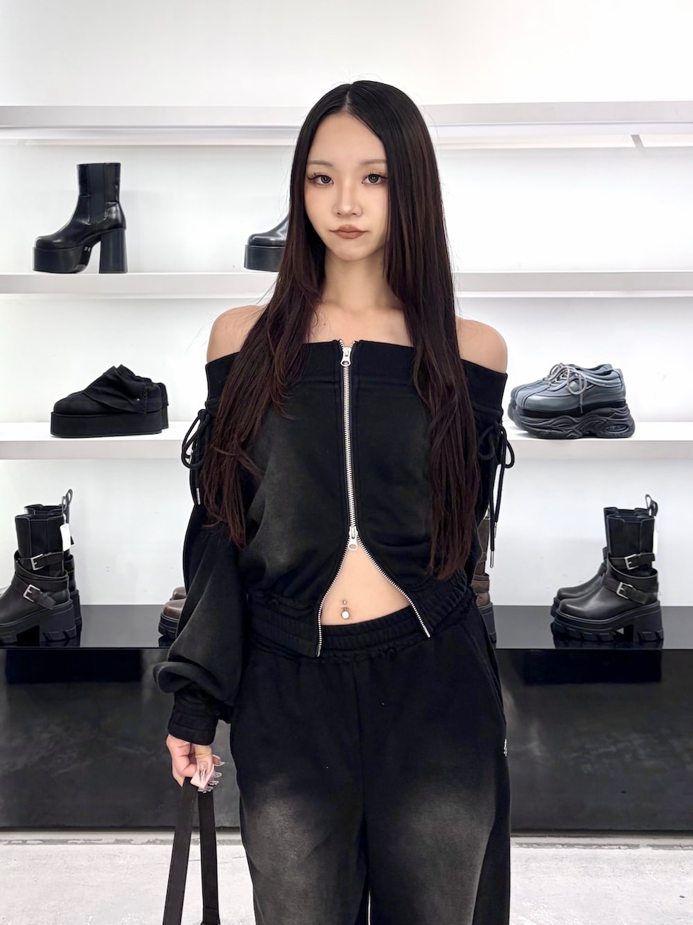 ブラック系のTシャツ/カットソー、ブラック系のその他パンツ、ブラック系のスリッポンを着用したレディースの秋コーディネートの6枚目の写真