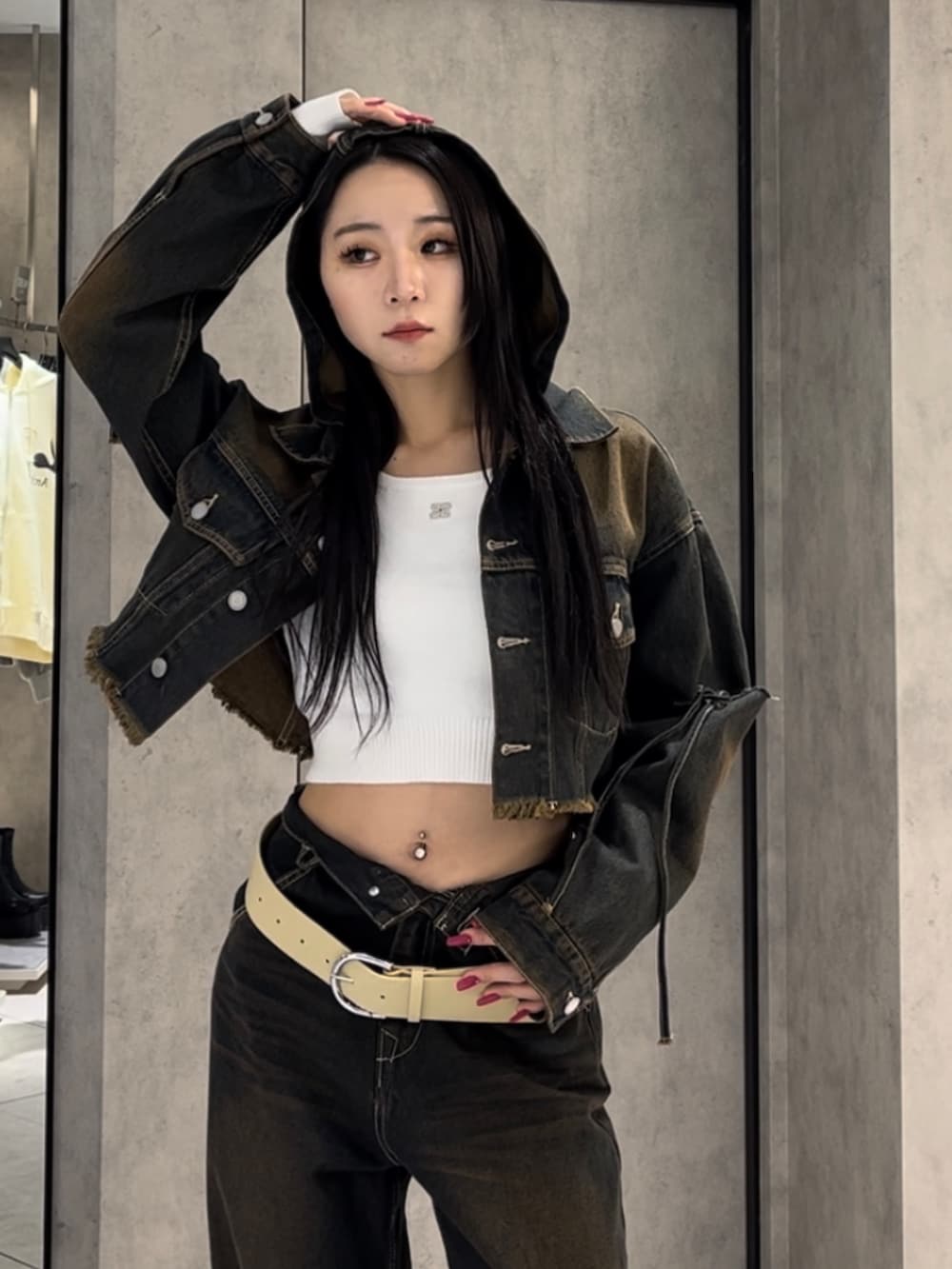 ブルー系のデニムジャケット、ホワイト系のニット/セーター、ブルー系のデニムパンツを着用したレディースの冬コーディネートの6枚目の写真