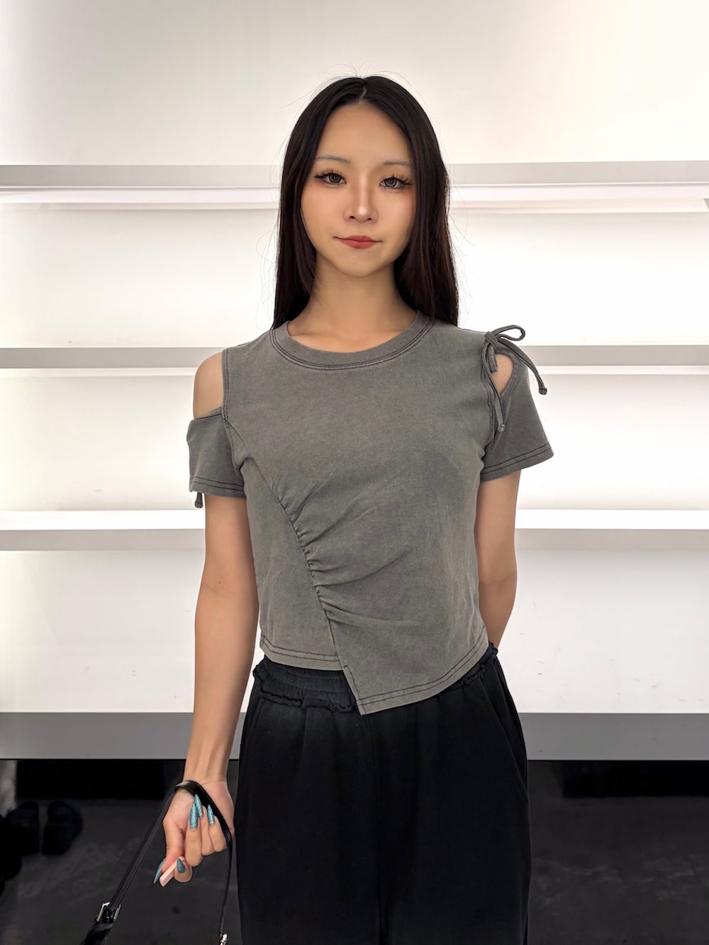 グレー系のTシャツ/カットソー、ブラック系のスウェットパンツ、ブラック系のサンダルを着用したレディースの夏コーディネートの7枚目の写真