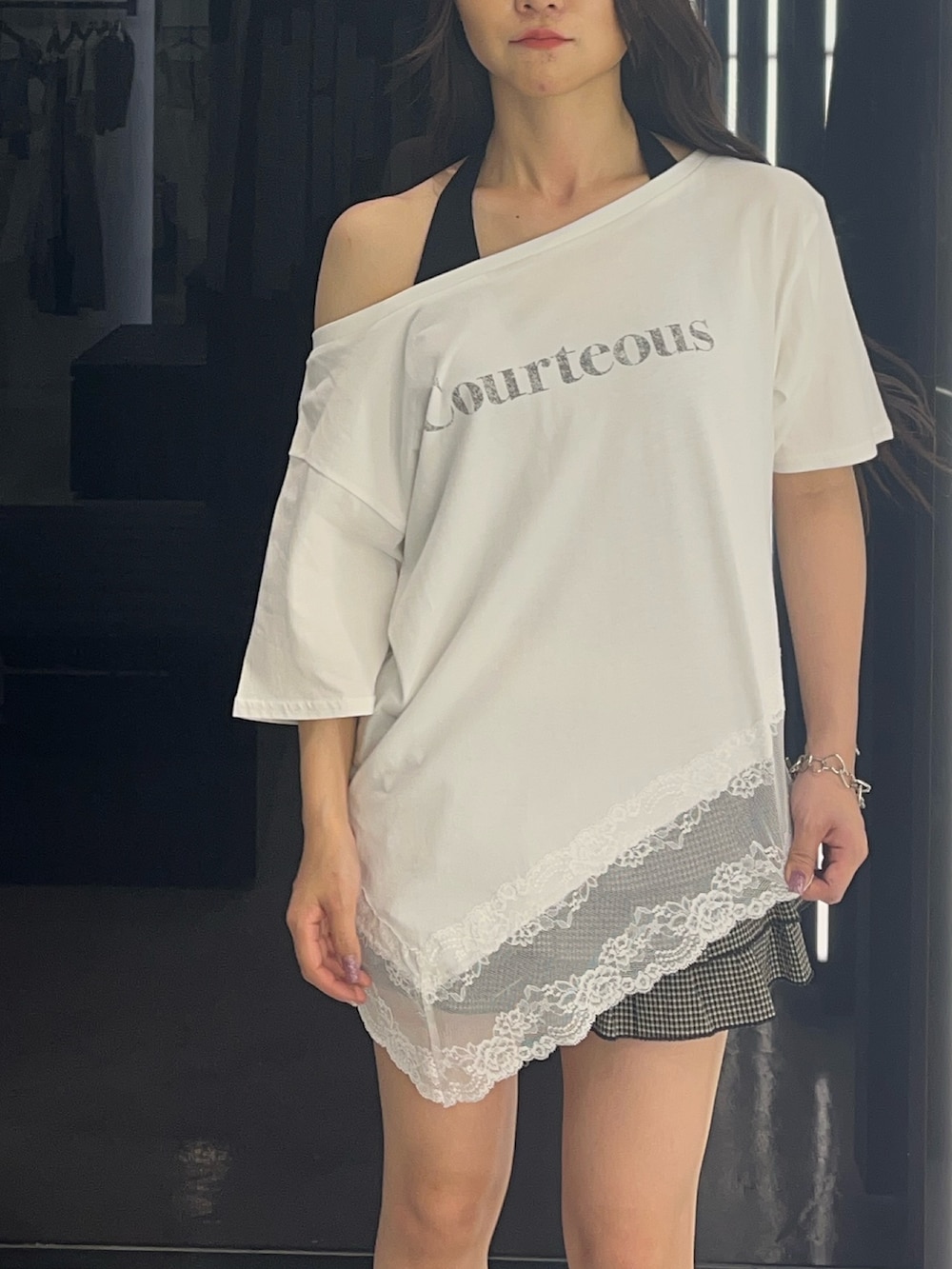 ブラック系のTシャツ/カットソー、その他のスカート、ブラック系のサンダルを着用したレディースの夏コーディネートの7枚目の写真