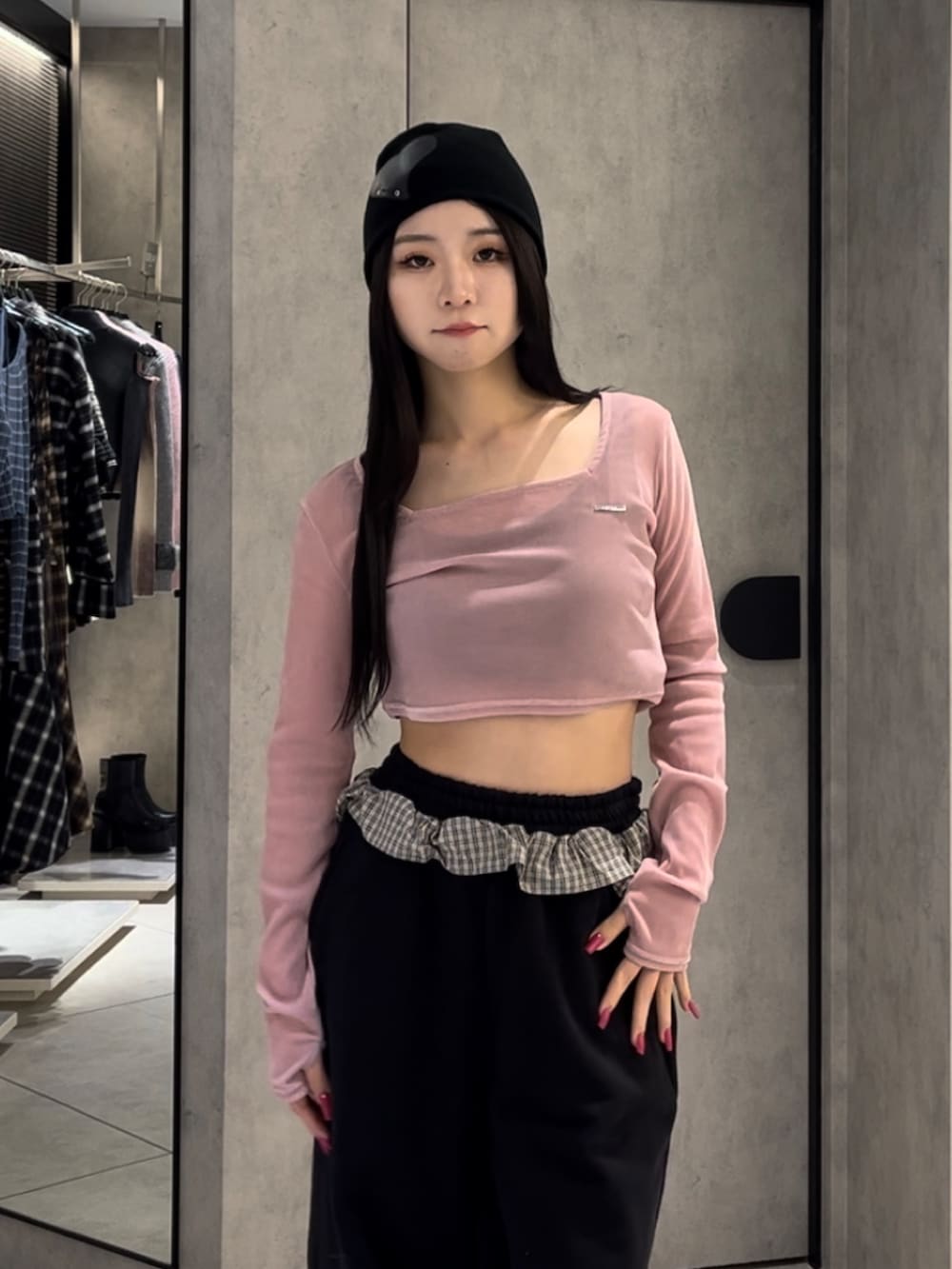 ピンク系のTシャツ/カットソー、ブラック系のスウェットパンツ、ブラック系のブーツを着用したレディースの冬コーディネートの8枚目の写真