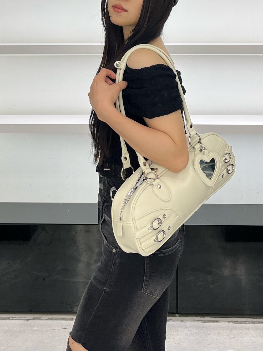 ブラック系のTシャツ/カットソー、ブラック系のデニムパンツ、ホワイト系のハンドバッグを着用したレディースの夏コーディネートの7枚目の写真