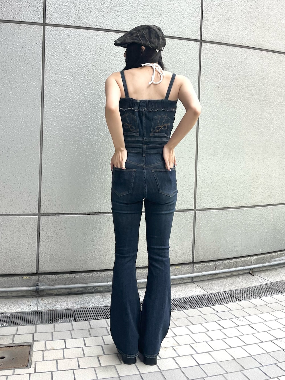 ホワイト系のTシャツ/カットソー、ブルー系のサロペット/オーバーオール、ブラック系のサンダルを着用したレディースの夏コーディネートの5枚目の写真