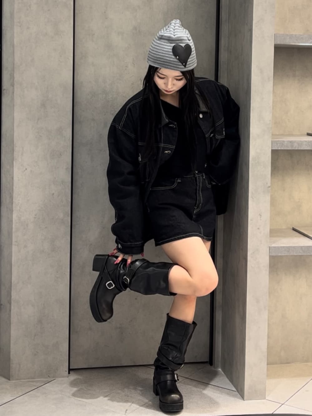 ブルー系のブルゾン、ブラック系のニット/セーター、ブルー系のスカートを着用したレディースの冬コーディネートの7枚目の写真