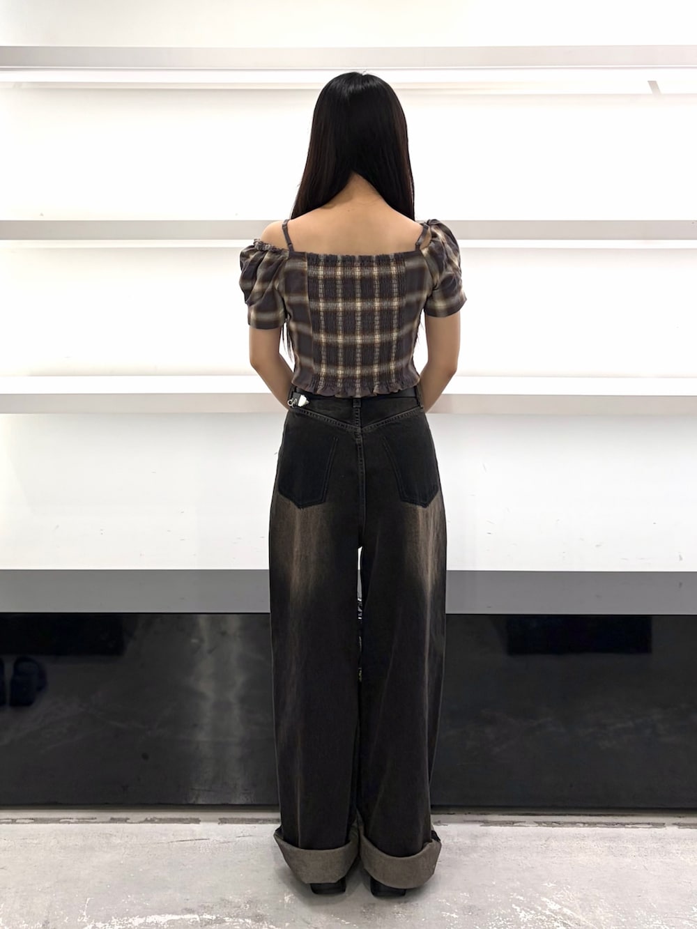 ブラウン系のTシャツ/カットソー、ブラック系のハンドバッグ、ブラック系のデニムパンツを着用したレディースの夏コーディネートの3枚目の写真