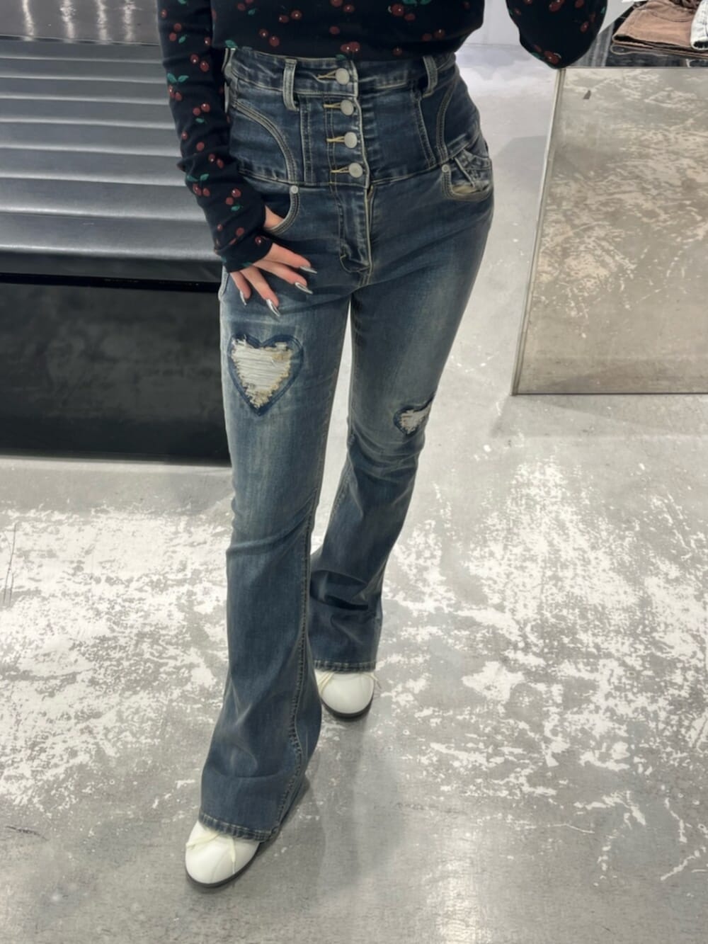 ホワイト系のスニーカー、ブルー系のデニムパンツ、ブラック系のTシャツ/カットソーを着用したレディースの春コーディネートの7枚目の写真