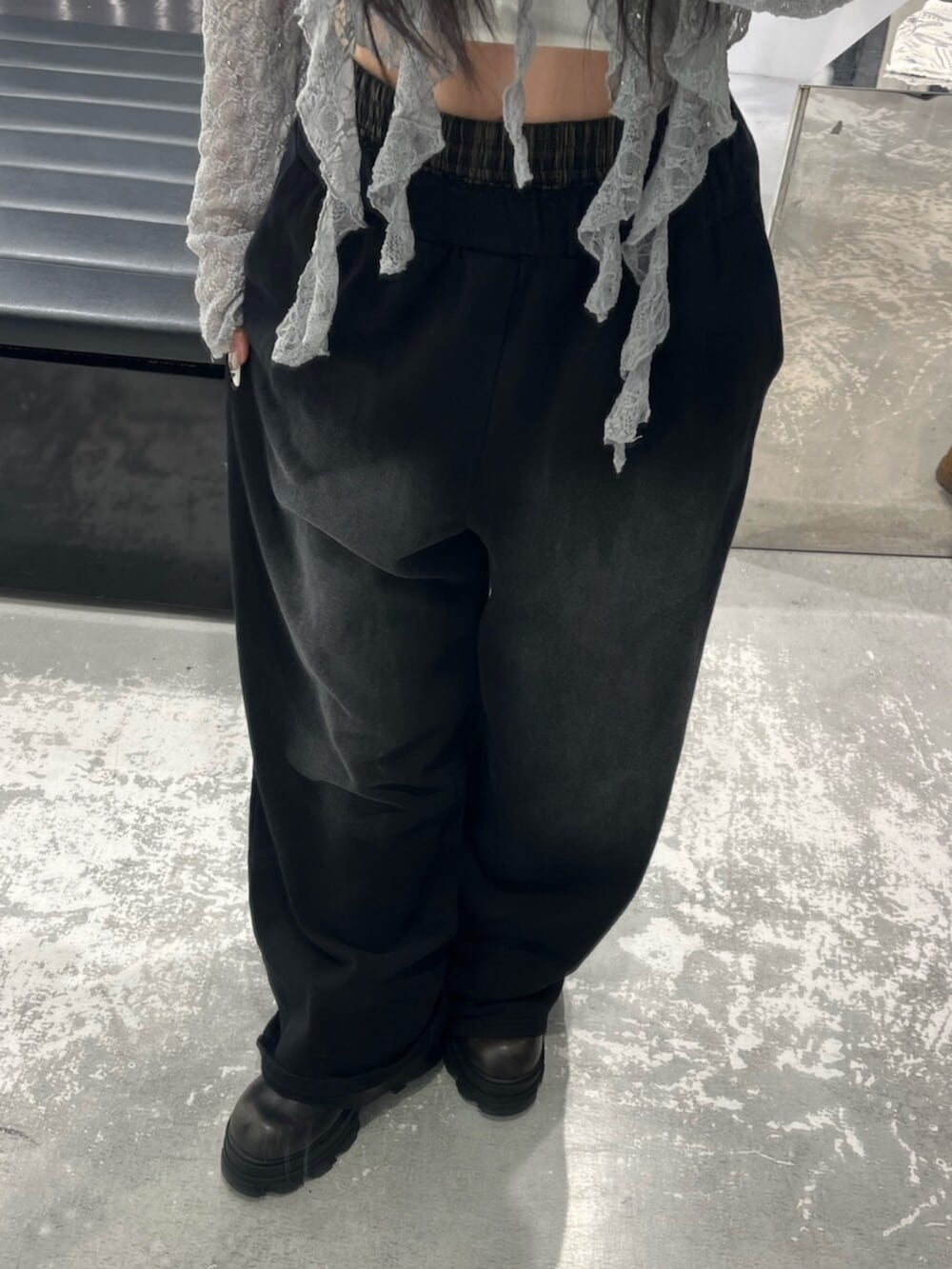 グレー系のTシャツ/カットソー、ブラック系のスウェットパンツ、ホワイト系のニット/セーターを着用したレディースの春コーディネートの8枚目の写真