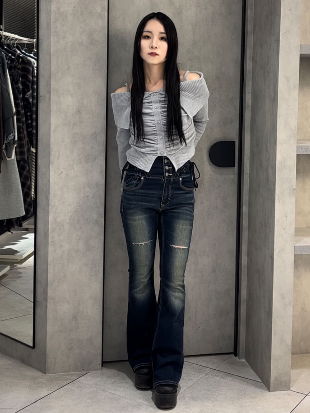 グレー系のニット/セーター、ブルー系のデニムパンツ、ブラック系のブーツを着用したレディースの冬コーディネートの10枚目の写真