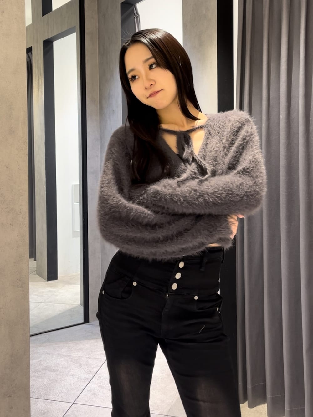 グレー系のその他アウター、グレー系のニット/セーター、ブラック系のデニムパンツを着用したレディースの冬コーディネートの10枚目の写真