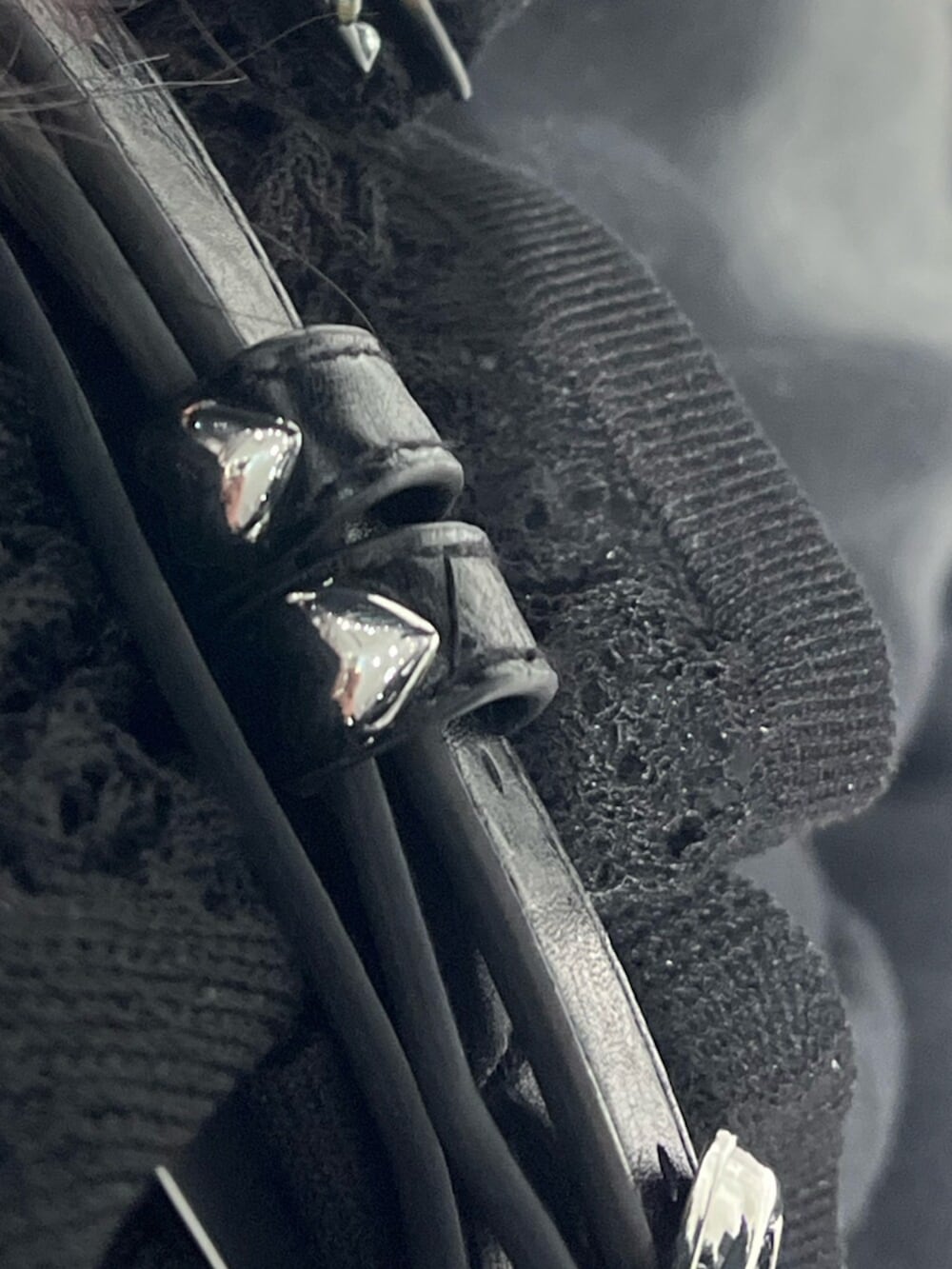 ブラック系のブーツ、ブラック系のニット/セーター、ブラック系のスウェットパンツを着用したレディースの春コーディネートの10枚目の写真