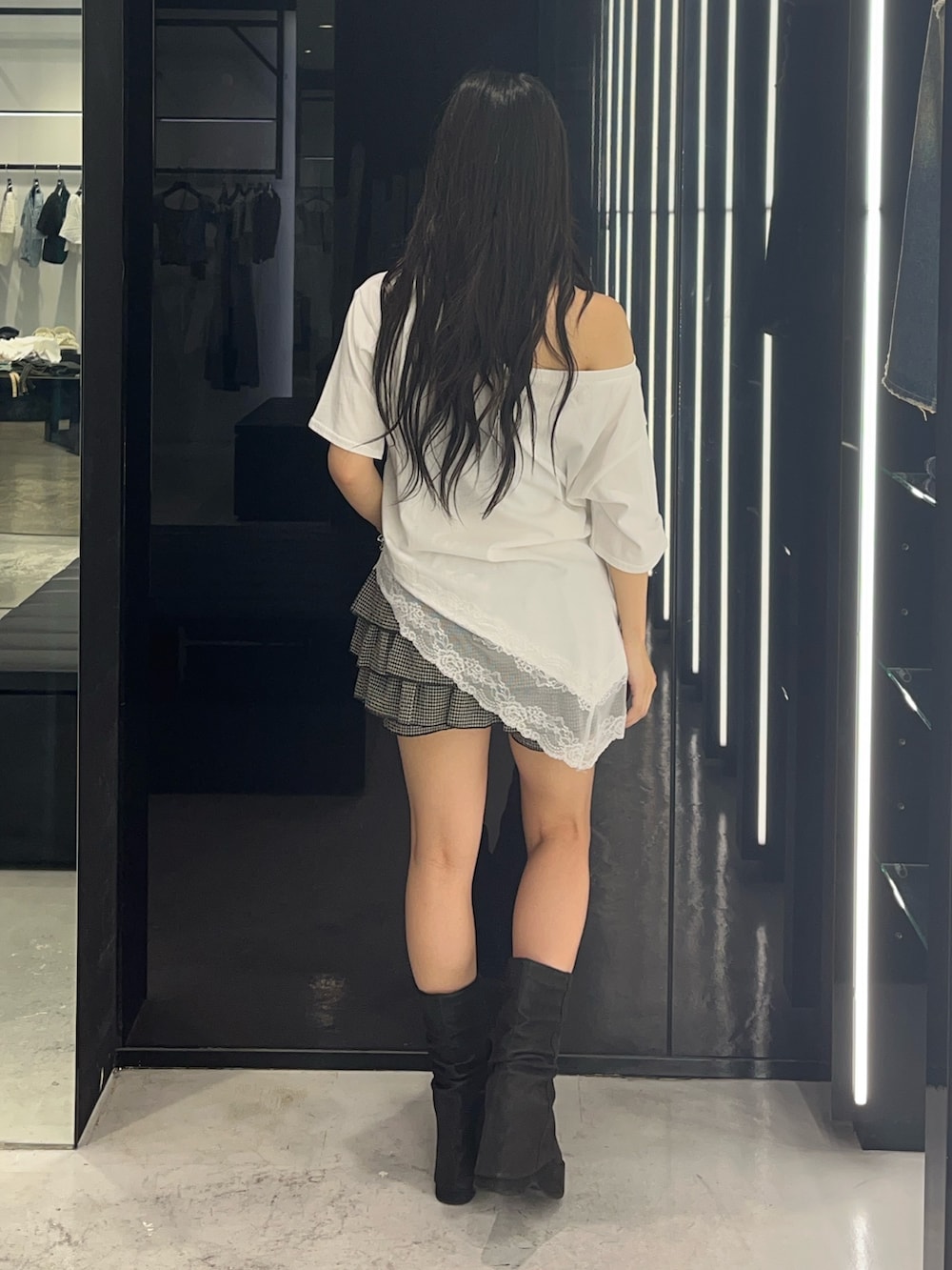 ブラック系のTシャツ/カットソー、その他のスカート、ブラック系のサンダルを着用したレディースの夏コーディネートの3枚目の写真