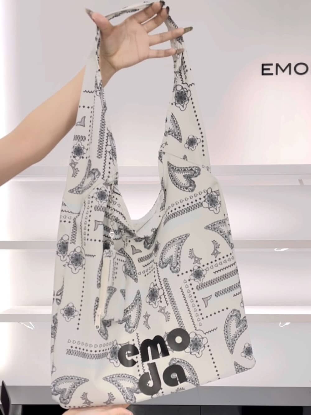 ホワイト系のサンダル、ホワイト系のトートバッグ、ブラック系のワンピースを着用したレディースの春コーディネートの10枚目の写真