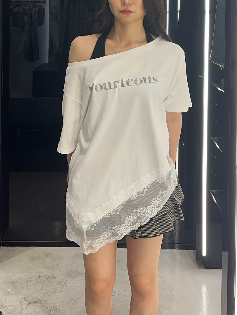 ブラック系のTシャツ/カットソー、その他のスカート、ブラック系のサンダルを着用したレディースの夏コーディネートの4枚目の写真