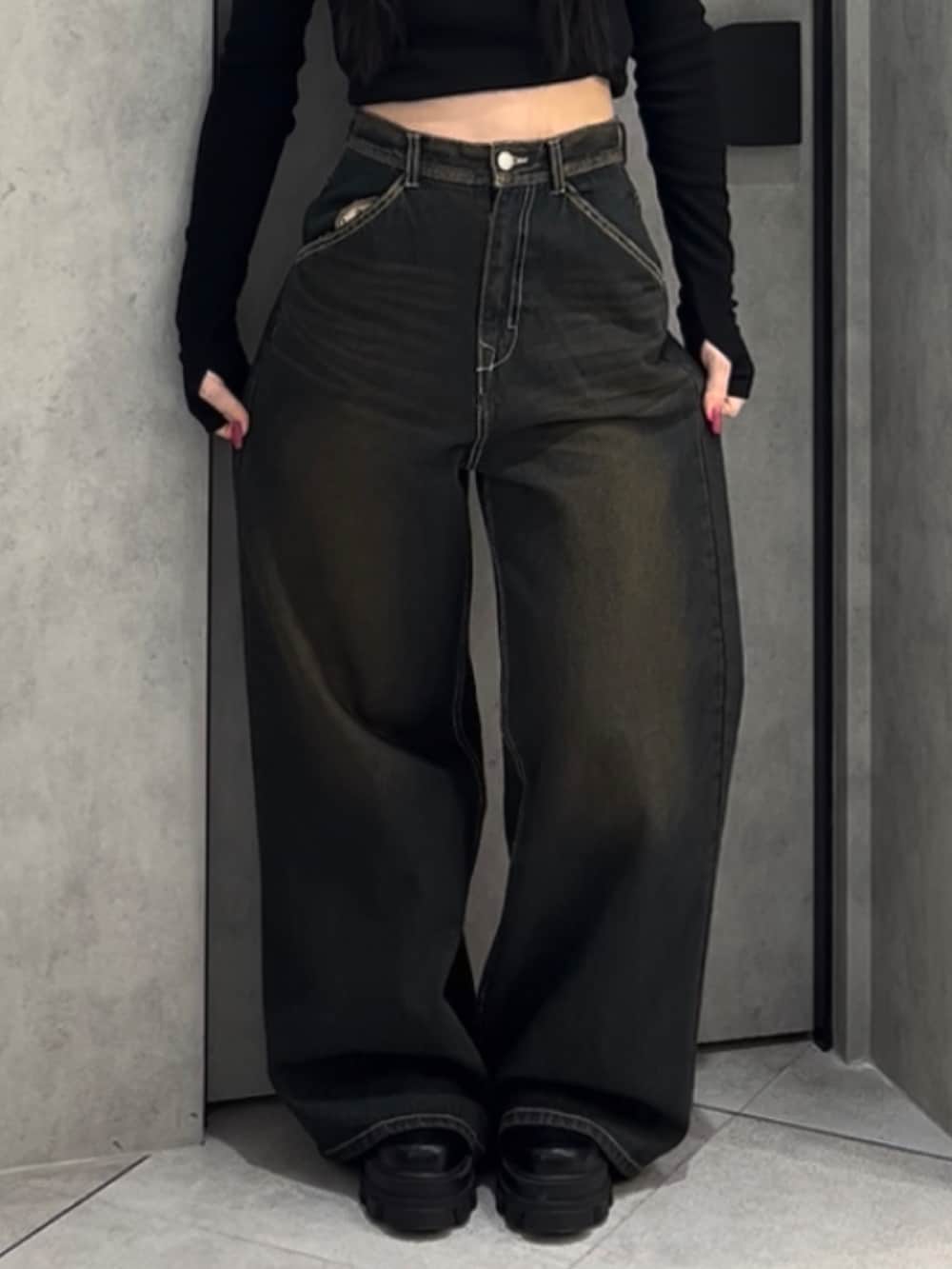 ブラック系のTシャツ/カットソー、ブルー系のデニムパンツ、ブラック系のブーツを着用したレディースの冬コーディネートの10枚目の写真