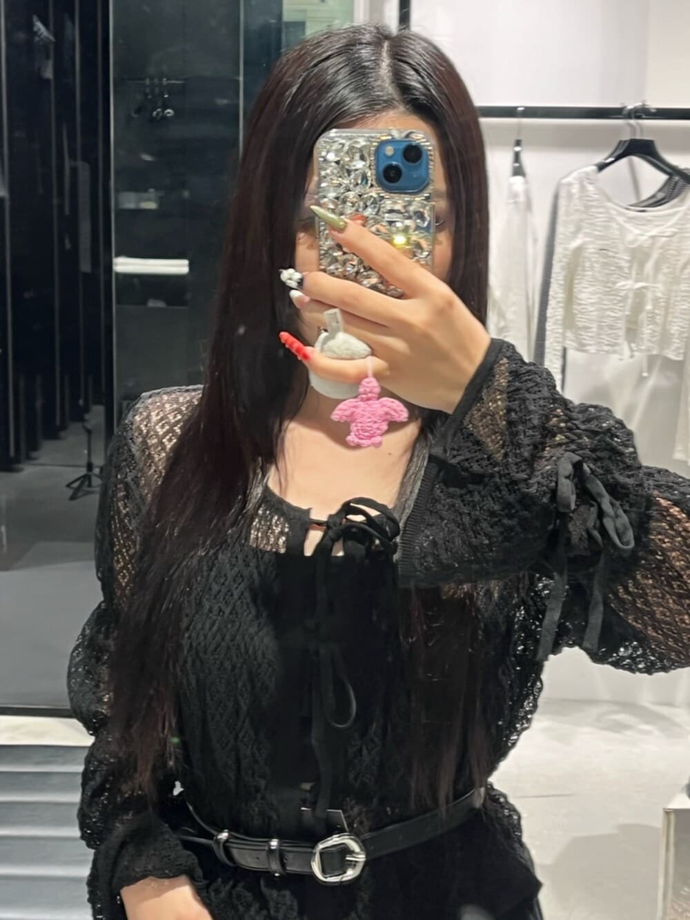 ブラック系のブーツ、ブラック系のニット/セーター、ブラック系のスウェットパンツを着用したレディースの春コーディネートの6枚目の写真