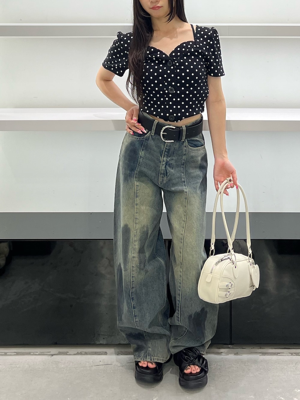 その他のTシャツ/カットソー、ホワイト系のハンドバッグ、ブルー系のデニムパンツを着用したレディースの夏コーディネートの5枚目の写真