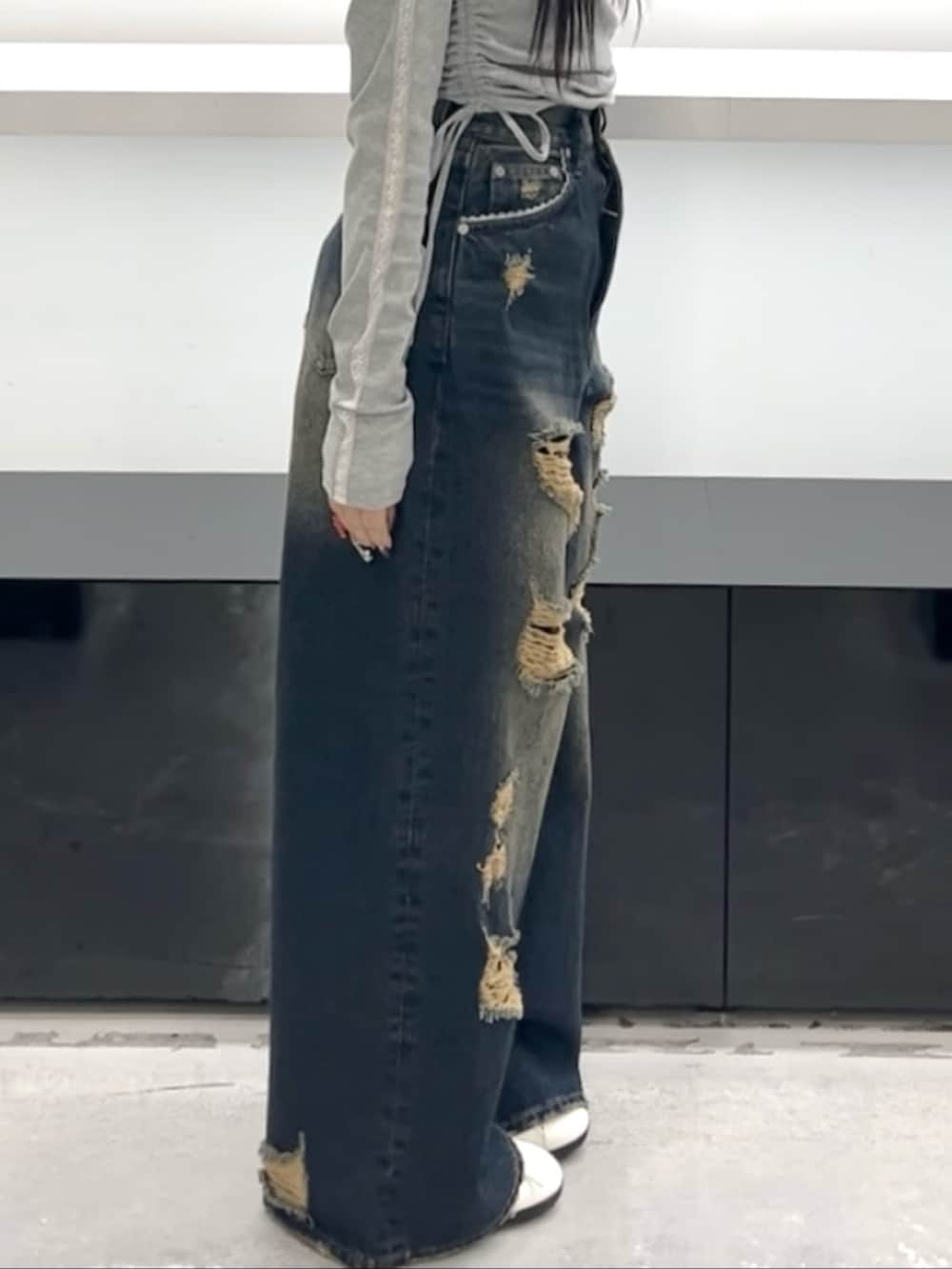 グレー系のTシャツ/カットソー、ブルー系のデニムパンツ、ホワイト系のスニーカーを着用したレディースの春コーディネートの10枚目の写真