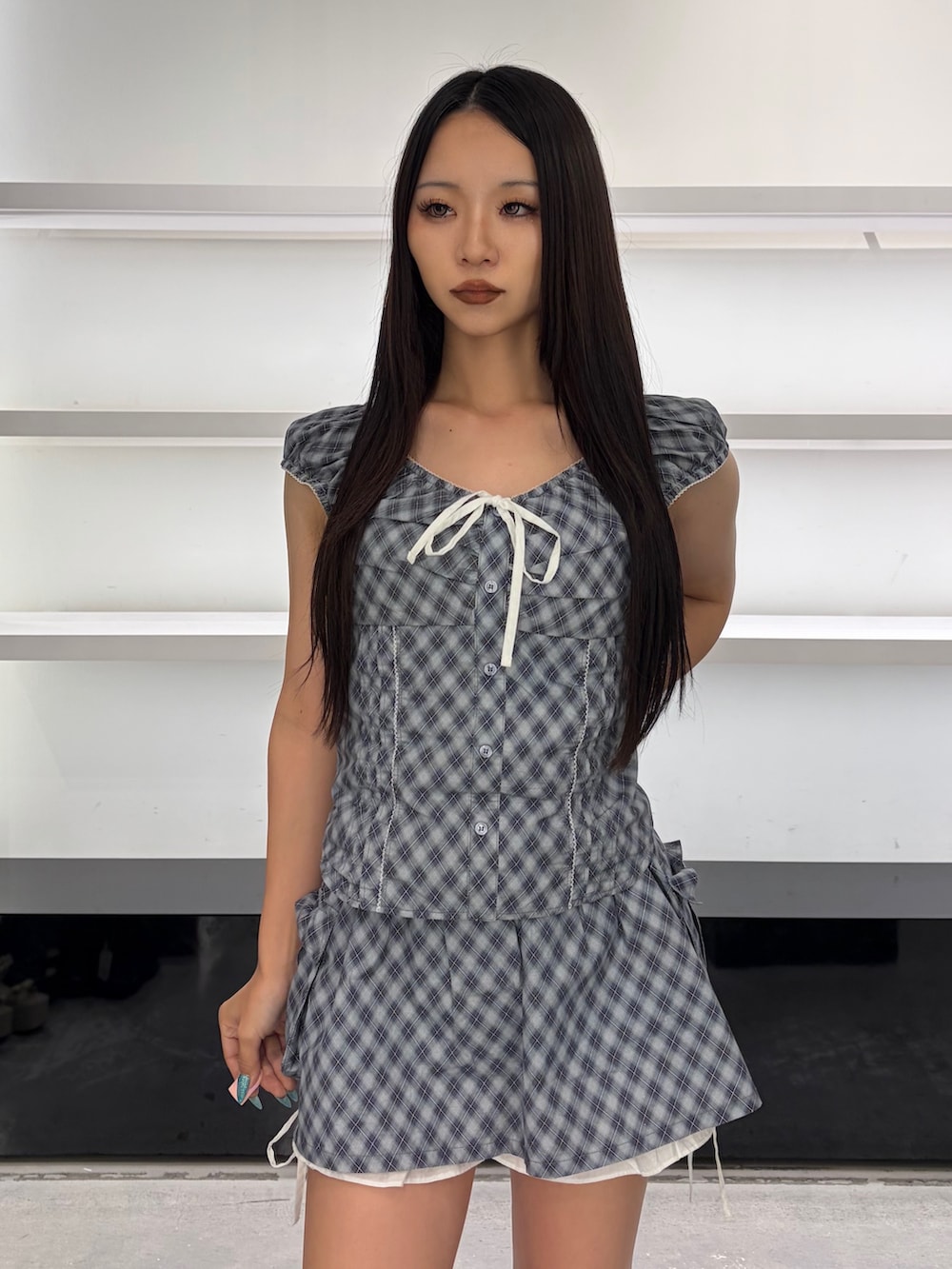 ブルー系のシャツ/ブラウス、ブルー系のスカート、ブラック系のサンダルを着用したレディースの夏コーディネートの8枚目の写真