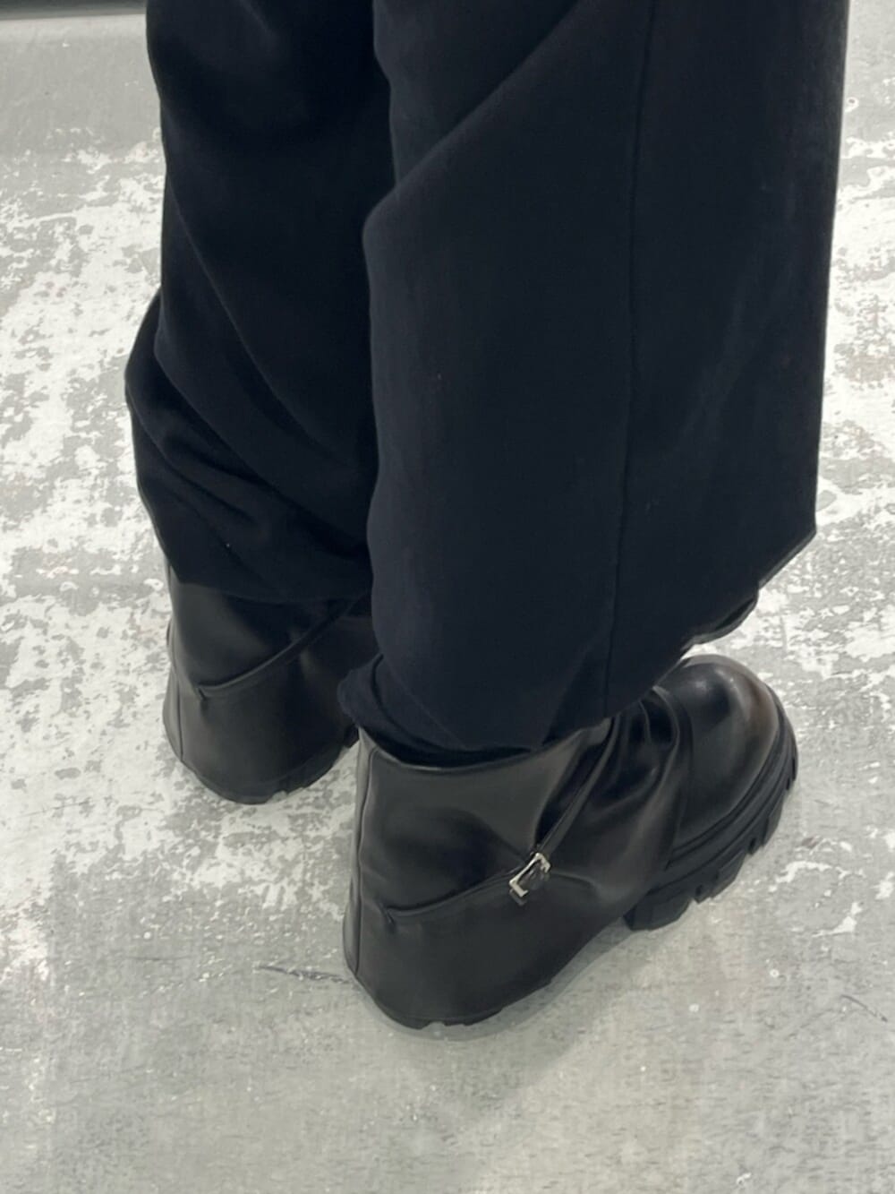 ブラック系のスウェットパンツ、ブラック系のブーツ、ブラック系のTシャツ/カットソーを着用したレディースの春コーディネートの9枚目の写真