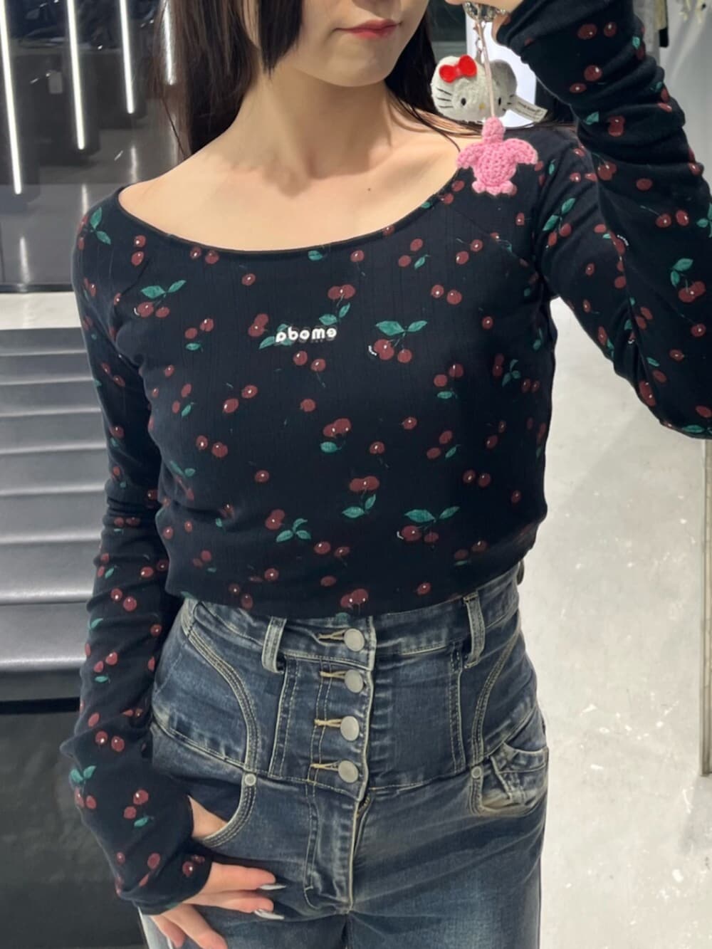 ホワイト系のスニーカー、ブルー系のデニムパンツ、ブラック系のTシャツ/カットソーを着用したレディースの春コーディネートの5枚目の写真