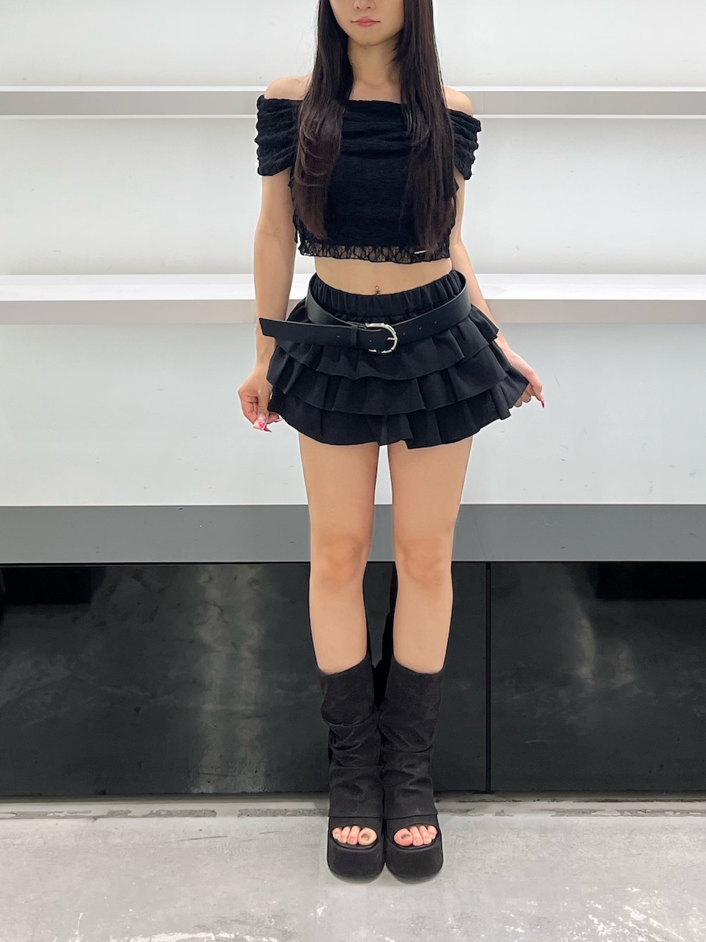 ブラック系のサンダル、ブラック系のスカート、ブラック系のTシャツ/カットソーを着用したレディースの夏コーディネートの9枚目の写真