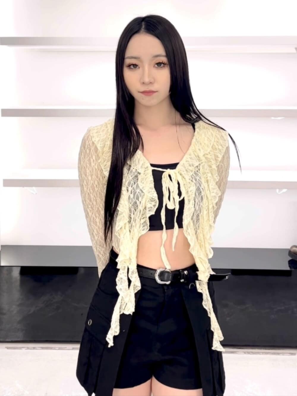 ブラック系のハンドバッグ、ブラック系のスカート、イエロー系のTシャツ/カットソーを着用したレディースの春コーディネートの5枚目の写真