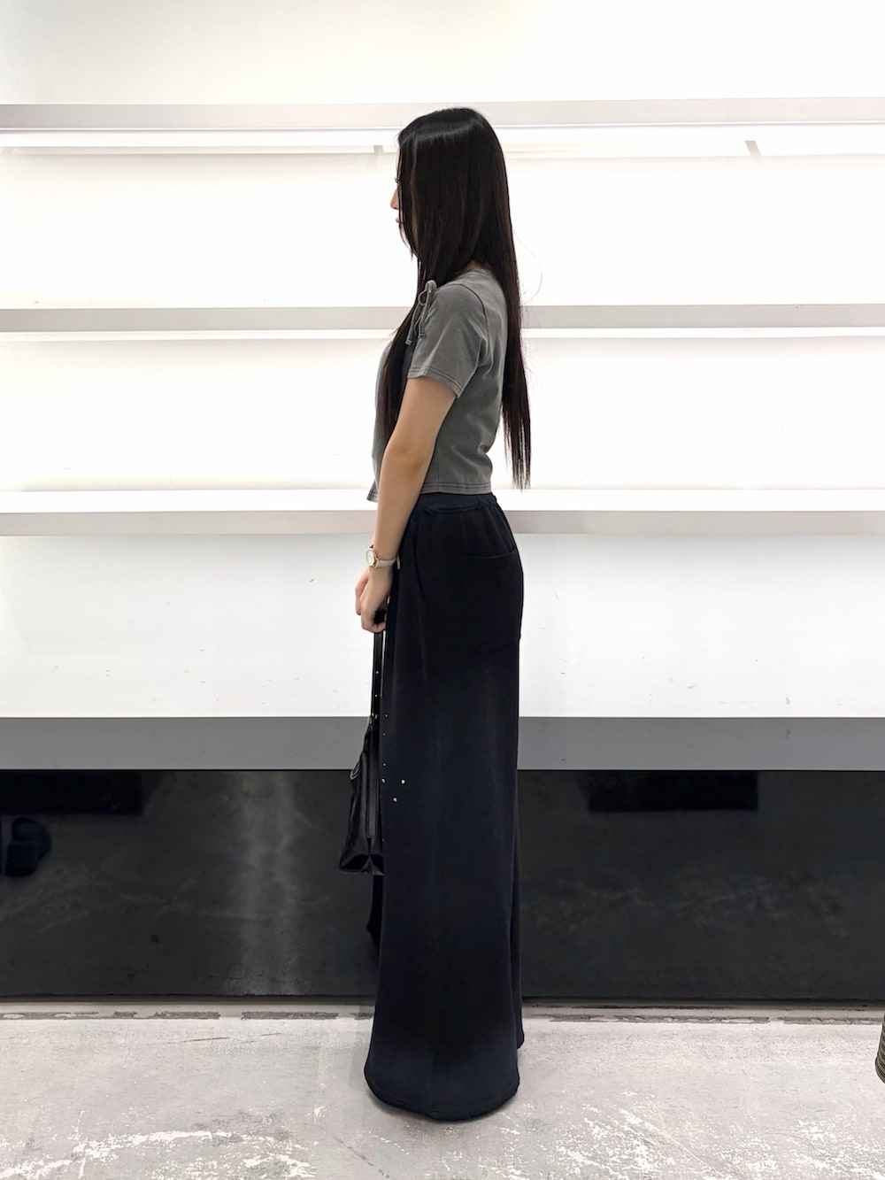 グレー系のTシャツ/カットソー、ブラック系のスウェットパンツ、ブラック系のサンダルを着用したレディースの夏コーディネートの3枚目の写真