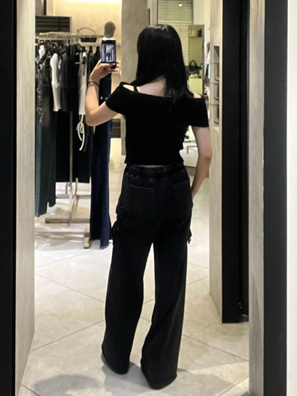 ブラウン系のニット/セーター、ブラック系のスウェットパンツを着用したレディースの秋コーディネートの3枚目の写真