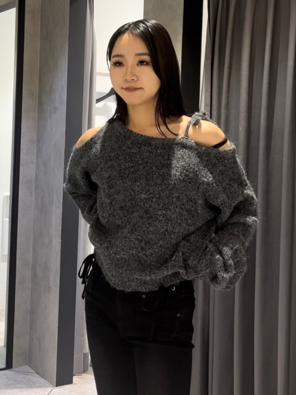 ブルー系のブルゾン、ブラック系のデニムパンツ、ブラック系のブーツを着用したレディースの冬コーディネートの8枚目の写真