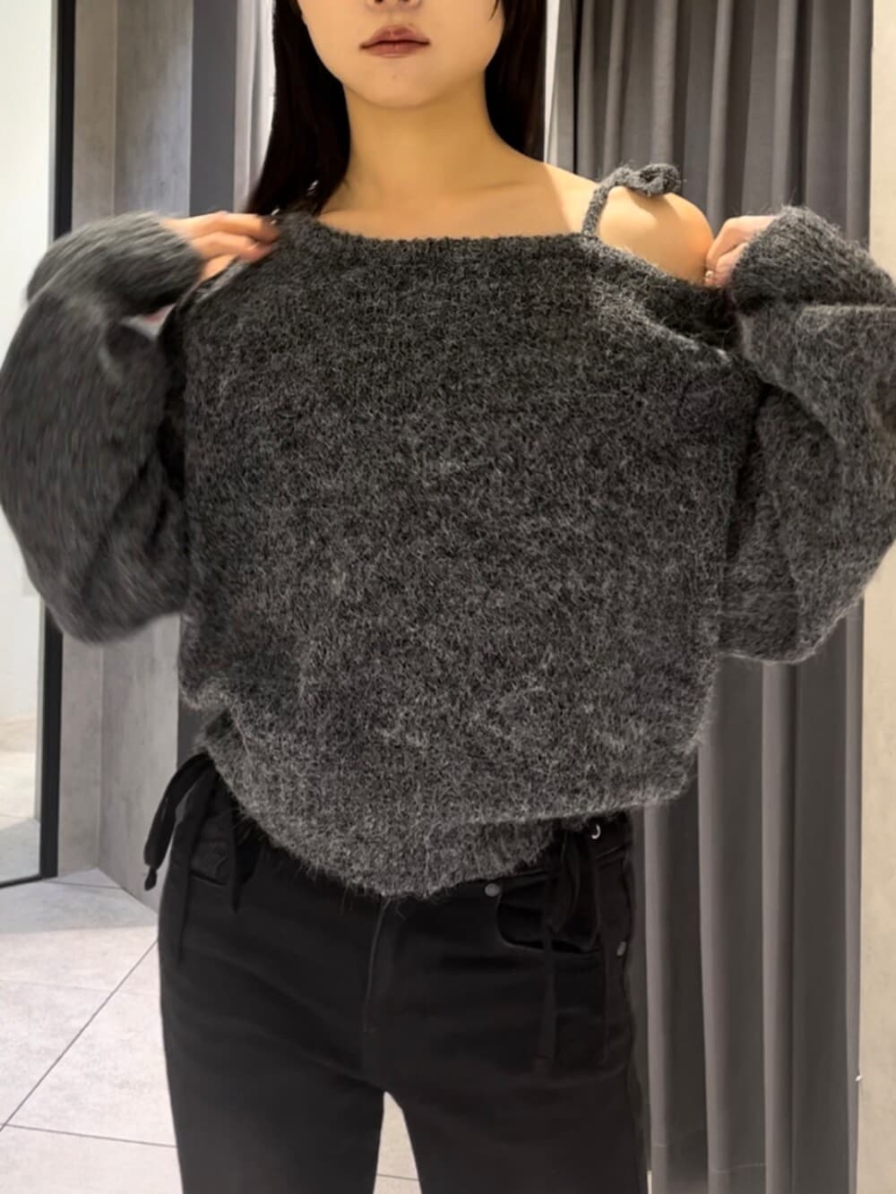 ブルー系のブルゾン、ブラック系のデニムパンツ、ブラック系のブーツを着用したレディースの冬コーディネートの6枚目の写真