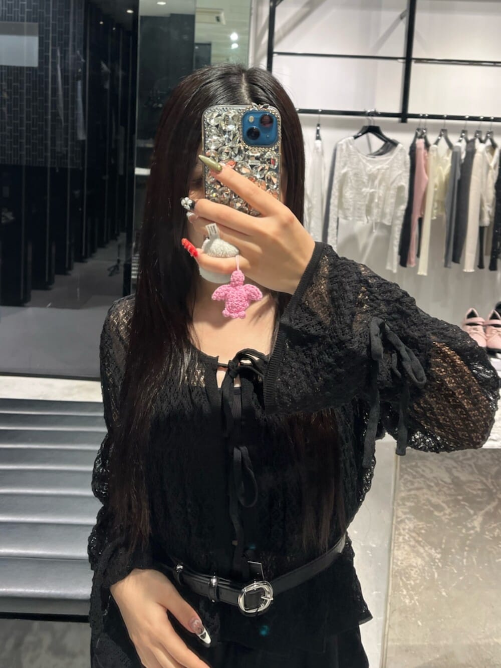 ブラック系のブーツ、ブラック系のニット/セーター、ブラック系のスウェットパンツを着用したレディースの春コーディネートの4枚目の写真