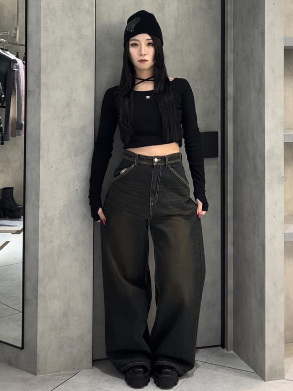 ブラック系のTシャツ/カットソー、ブルー系のデニムパンツ、ブラック系のブーツを着用したレディースの冬コーディネートの2枚目の写真