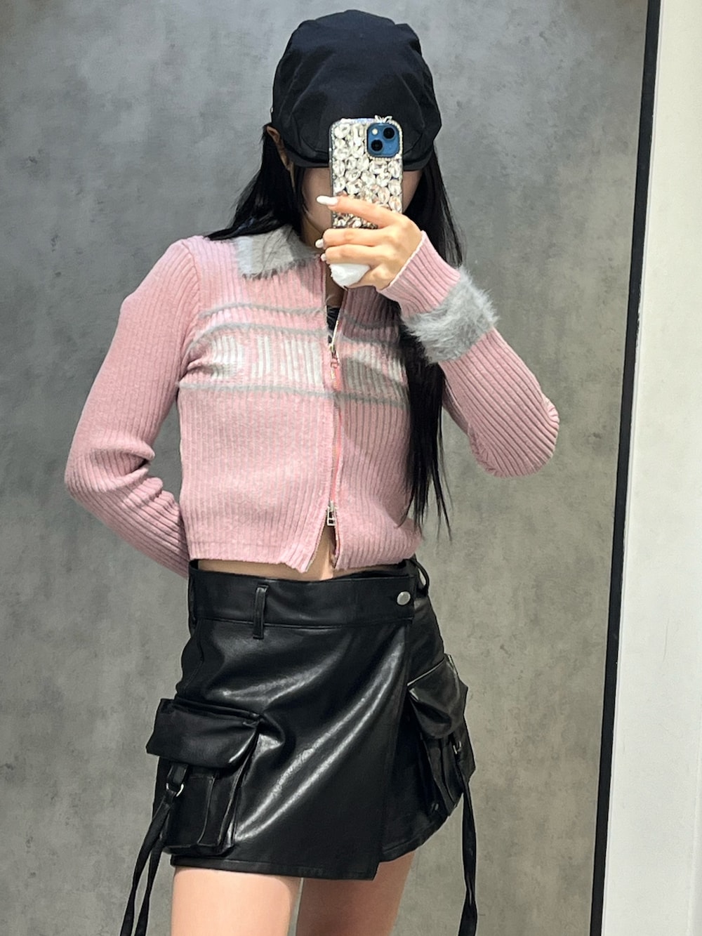 ピンク系のニット/セーター、ブラック系のその他パンツ、ブラック系のブーツを着用したレディースの冬コーディネートの4枚目の写真