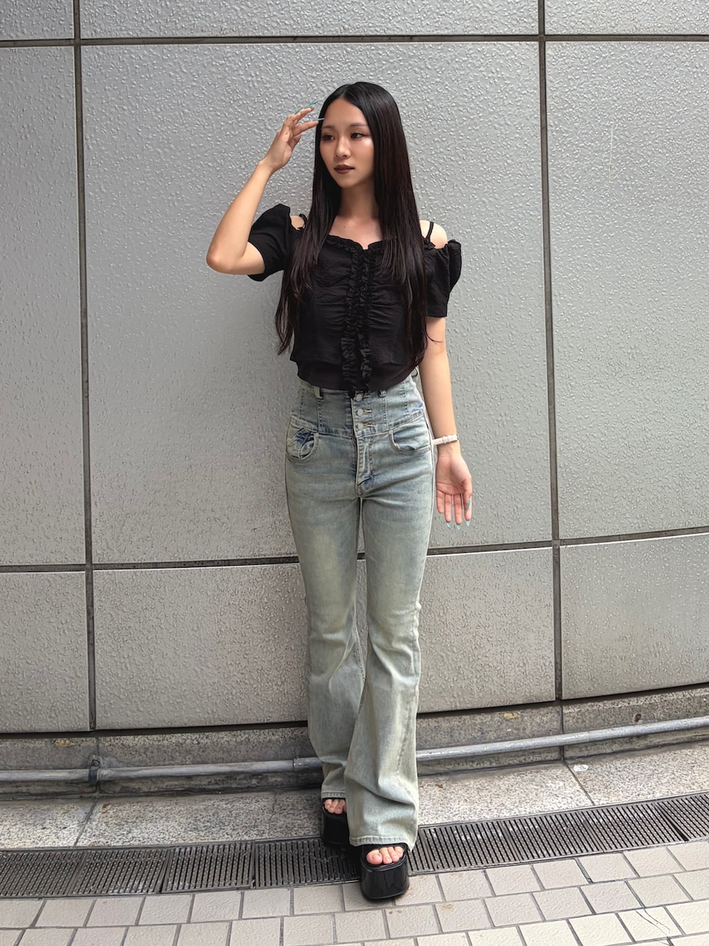 ブラック系のTシャツ/カットソー、ブルー系のデニムパンツ、ブラック系のサンダルを着用したレディースの夏コーディネートの5枚目の写真