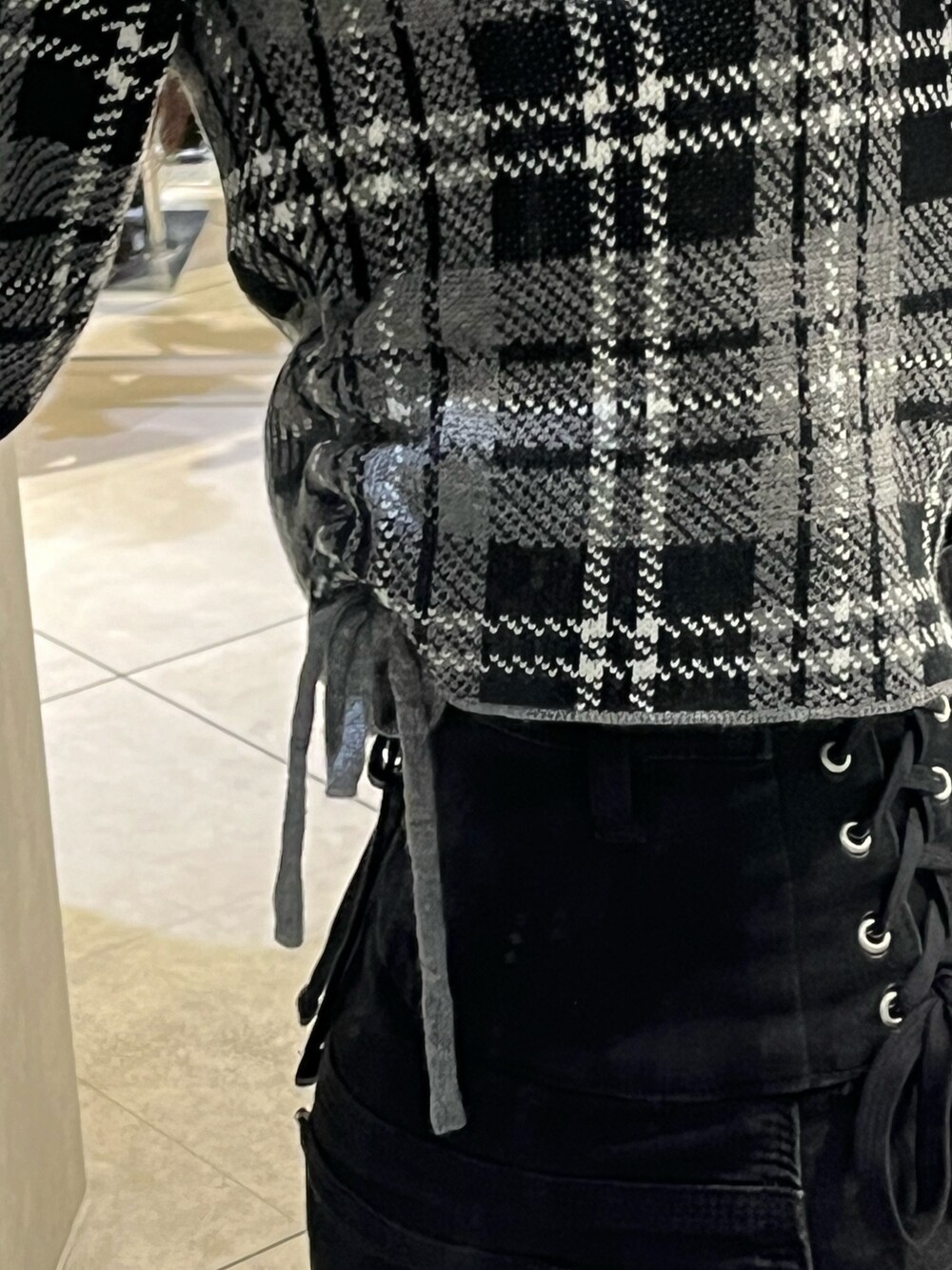 ブラック系のニット/セーター、ブラック系のデニムパンツ、ブラック系のブーツを着用したレディースの冬コーディネートの8枚目の写真
