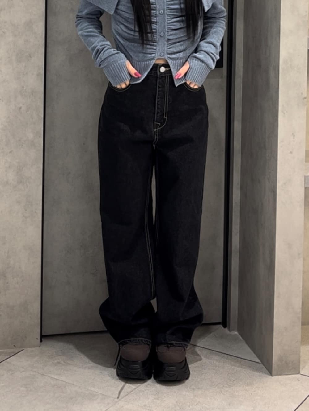 ブルー系のニット/セーター、ブルー系のデニムパンツ、グリーン系のスニーカーを着用したレディースの冬コーディネートの8枚目の写真