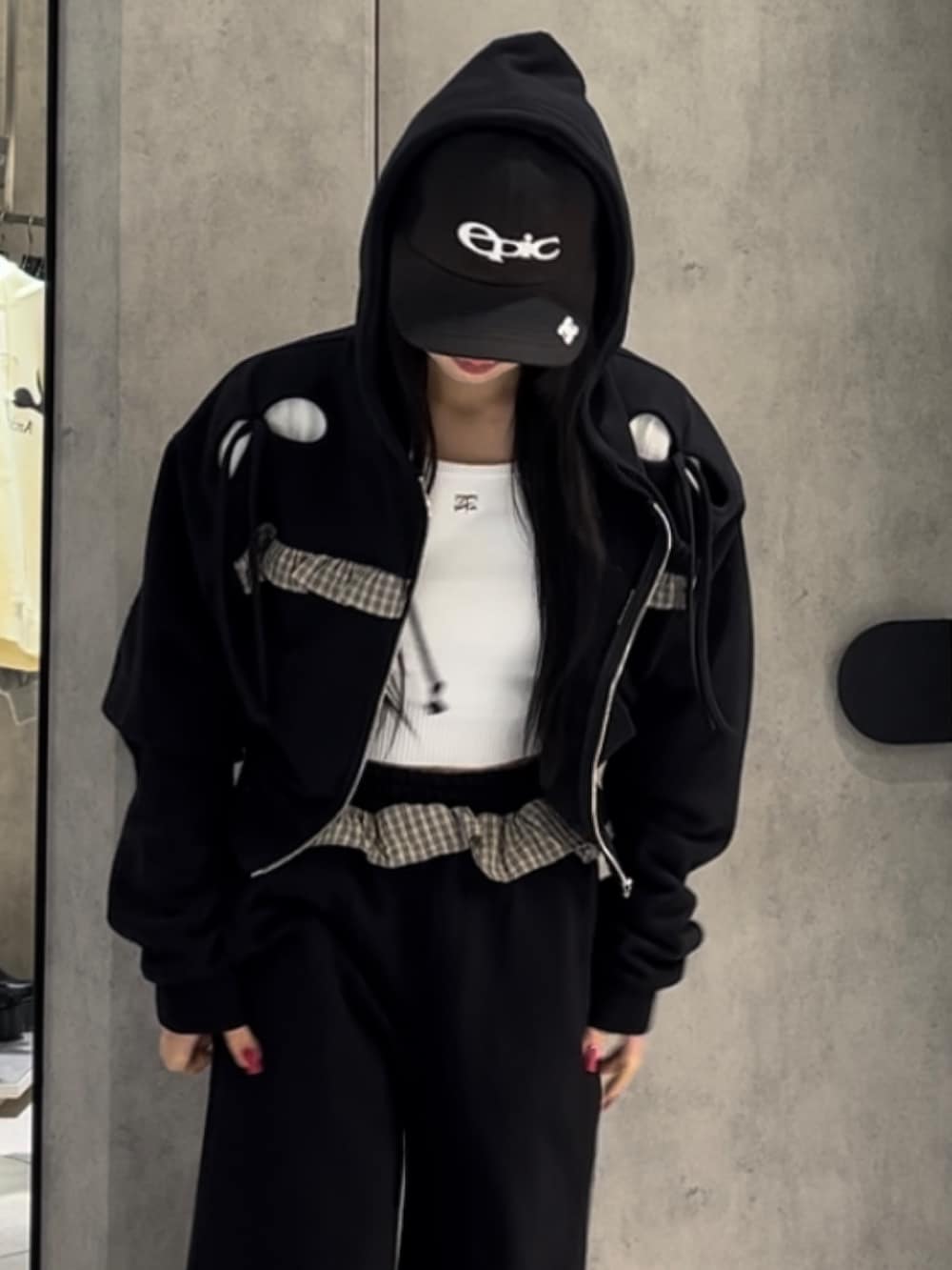 ホワイト系のニット/セーター、ブラック系のパーカー、ブラック系のスウェットパンツを着用したレディースの冬コーディネートの5枚目の写真