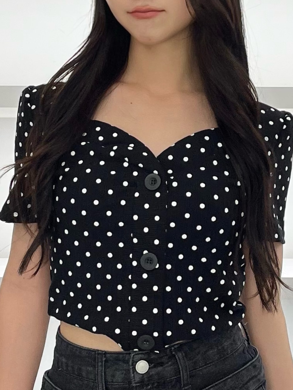 その他のTシャツ/カットソー、ブラック系のスニーカー、ブラック系のスカートを着用したレディースの夏コーディネートの6枚目の写真